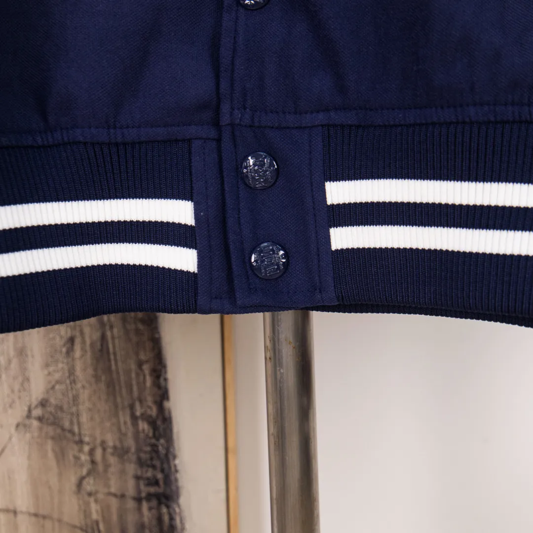 P320 zp version [Exclusive supply] Ralph Lauren/Ralph Lauren 2024 new hollow pony embroidery American retro wool surface splicing leather surface Zheng Xiujing's same short baseball uniform - Purchase the original open mold piqué twill 60 wool fabric ✅ Distinguish the market polyester woolen substandard model ❌ - Shoulder splicing soft lambskin ✅ Non-market artificial PU leather substandard model ❌ - Customized laser concave and convex RL original snap button✅ Unconventional flat four-button buckle in the market❌ - Four-strand thickened custom thread ✅ Not ordinary thin in the market ❌ - A baseball flight jacket that has been out of stock for a long time at the counter. Compared with SLP LV's baseball uniform, this Ralph Lauren baseball uniform has a more collegial feel. The upper body is versatile and not picky. The whole version is short, which makes the overall head-to-body ratio better. The shoulder seams are flat and open to avoid bloated bulges. The horse mark is hollowed out on the front chest. POLO font thick thread embroidery on the back, great texture Color: Blue Size: S M L XL Number: WW10756